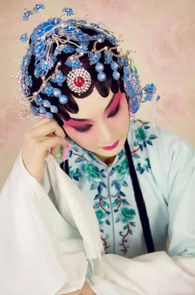 【如云】凝香小筑，靜齋春微，為你研墨相守（散文）