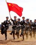 【八一】中國(guó)藍(lán)盔，動(dòng)蕩中綻放風(fēng)華（隨筆·旗幟）
